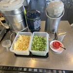 富士見うどん - 出汁、ネギ、天かす、紅生姜、しょうが
      2024/06/04
      温かけうどん 290円
      麺増量 1玉 120円
      野菜かき揚げ 150円