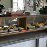 富士見うどん - 店内 天ぷら、おにぎり、お稲荷
      2024/06/04
      温かけうどん 290円
      麺増量 1玉 120円
      野菜かき揚げ 150円