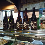 三丁目 百番 - ☆カウンター席にはいろんな焼酎が(#^.^#)☆