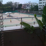 赤坂クーポール - 店内のカウンター席から見えるテニスコート
