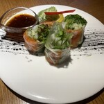 碧と風 - サーモンとえびの生春巻き（自家製ピリ辛ソース添え）￥735
