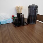 鬼ヤンマ - 卓上はこんな感じ！ボトルの中身は麦茶でした！割り箸は竹です！