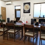 鬼ヤンマ - 店内はこんな感じ！窓際のカウンターは5席で、テーブルが5卓の20席の計25席