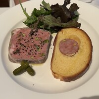 ブラッスリー ポール・ボキューズ 銀座 - ⚫️前菜
                    ◯リヨンのスペシャリテピスタチオ入りソーセージのブリオッシュ
                    鴨のテリーヌ カンパーニュ風