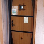 があどした - 樽の形をした入口
