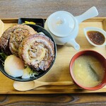 249521703 - おチャ(茶)ーシュー丼。みそ汁、お漬物、タレ、お茶漬け用の出汁付き。