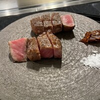 銀座 和牛鉄板焼 USHIGAMI - A5銘柄黒毛和牛サーロイン＆フィレ食べ比べ；手前が能登牛、奥が栃木