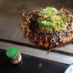 高砂 - 最初からソースは塗られてますがどろソース、青のり、カツオ粉、一味をふりかけました。