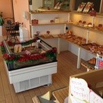 にこにこパン - 店内。奥にはイートインスペースもあります