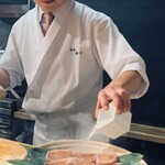 佳肴岡もと - 炭の後さっきの日本酒を贅沢にかけて