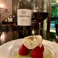 LOVAT - ブッラータにイチゴ。フレッシュなオリーブオイルが香りを添えて