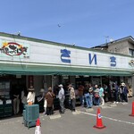 主婦の店 さいち - おはぎ売り場から続く列は店の外まで伸びていま〜す