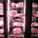 ZK - 南側通路にあるお肉セラー