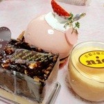 nico - ピスタチオ？のチョコケーキ、いちごミルクの。プリン