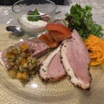 ビストロ　ボン・モマン - 前菜オードブル。 玉ねぎのムース、春菊と小松菜のソース、合鴨のロースト、豚肉のパテ、キャロットラペ、サラダ。 相当なボリュームです。