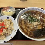 珍華 - ラーメンと半チャーハン(950円)