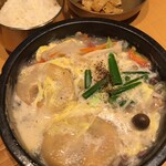 水刺齋 - 日替りランチ　キムチ饅頭ソルロンタン　990円