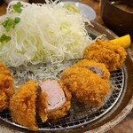 Tonkatsu No Kikuya - ヒレかつ定食(税込1,800円)
                        ①ヒレかつ「和豚もち豚」②千切り甘藍④白ご飯【小】④豚汁⑤お漬け物(浅漬け白菜、沢庵)
                        
                        「和豚もちぶた」はグローバルピッグファームだけで生産している豚肉のブランド