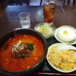 Keirin Gyouza Manzoku - Ｃランチ担々麺、チャーハン選択、１１００円、烏龍茶付