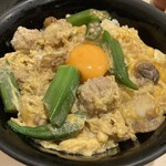 Yakitori Okiraku - 春を味わう親子丼　　京紅地鶏のむね肉　もも肉　合鴨のつくね　ホタテ　オクラ　奥久慈卵