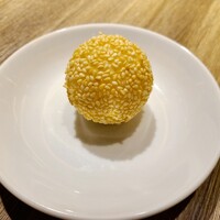 中華街 桂宮 - サービスでいただいたゴマ団子　色もお味もお上品