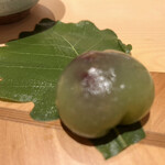 銀座 しのはら - よもぎを練り込んだ葛饅頭