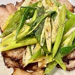 かつぎや - 叉焼と九条葱の炒め　九条葱が叉焼の脂の旨味を吸って大変な美味