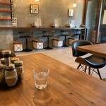 GIMA CURRY - 店内 グレーの壁がシック