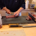 すしやのたい悟 - 鰹を捌き中！！