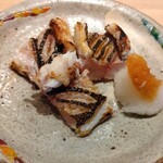 すしやのたい悟 - 式根島の、たかべは炙って大根おろしをたっぷり乗せて頂きます。