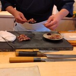 すしやのたい悟 - 串刺しにして軽く炙りますが、これ見よがしにガスバーナーを使う所が多いですが「サラマンドル」で炙ります。」