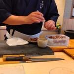 すしやのたい悟 - 先ずは蛍烏賊の目玉を丁寧に取ります。