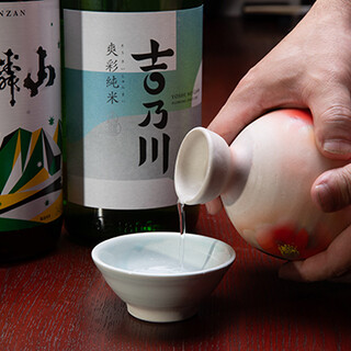 新潟各地の地酒を一杯500円でご提供。お食事のお供にぜひ