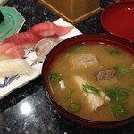 沼津魚がし鮨 - 鯛のみそ汁は下処理が悪かったのか？うろこと骨に悩まされました。小さなお子様にはお薦めできませんん。