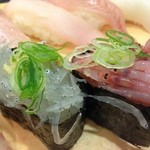 沼津魚がし鮨 - 近海握りの盛り合わせについてきた桜エビと生シラスは絶品でした。