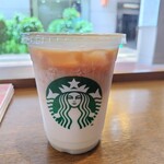 STARBUCKS COFFEE - 初スイートミルク。シロップ全部控えめにしたけど甘くて、コーヒーというよりデザートですね♬