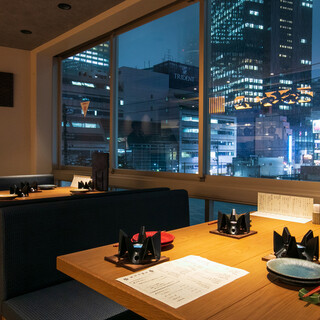夜景を眺めながらお食事を楽しめる