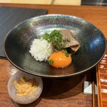 日本料理 弥のまる - 常陸牛、ご飯(確か茨城県産米)の程よい量、濃厚な黄身、浅葱(だったかと)のバランスが非常に好みなのです