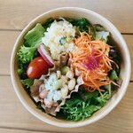 KUKUNA DELI - 【本日のサラダ ￥500】新鮮なレタスの上に、にんじんラペ、ポテサラ、枝豆のサラダ などが乗ってます♪ ドレッシングはうす〜くかかってました。美味しい♪