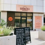 KUKUNA DELI - サーモンピンクの看板等が目印♪