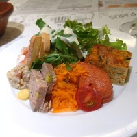 ビストロ・イナシュヴェ - 前菜5種盛り合わせ　生ハムメロン　マグロのタルタル　パテ・ド・カンパーニュ　キャロットラペ　トマトのムースキッシュ