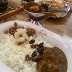 欧風カレー ボンディ - トッピングは自由なので，ついモリモリにしてしまう（笑）