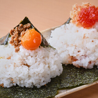 食材にこだわり◎具材たっぷりの握り立ておにぎりは20種以上！