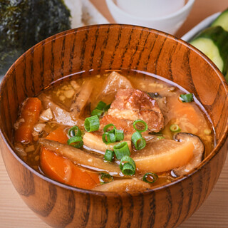 豚骨スープが決め手の豚汁や、唐揚げ、おしんこなどをお供に♪