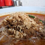 塩川屋 - エゴマ豚のそぼろと砕かれたピーナッツがたっぷり