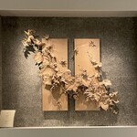 レヴォ - 待合の壁