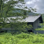 レヴォ - 宿泊棟から見た、レストラン棟