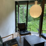 レヴォ - 部屋のソファー