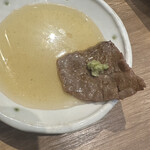 肉匠 暖 - タレ（出汁），カメノコにワサビを付けて食す