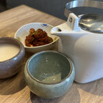 肉匠 暖 - マッコリ（一本）とアボカドキムチ